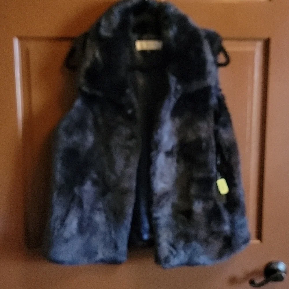 Tahari-Navy faux fur vest, collared Size Large  NWT. - Picture 7 of 9